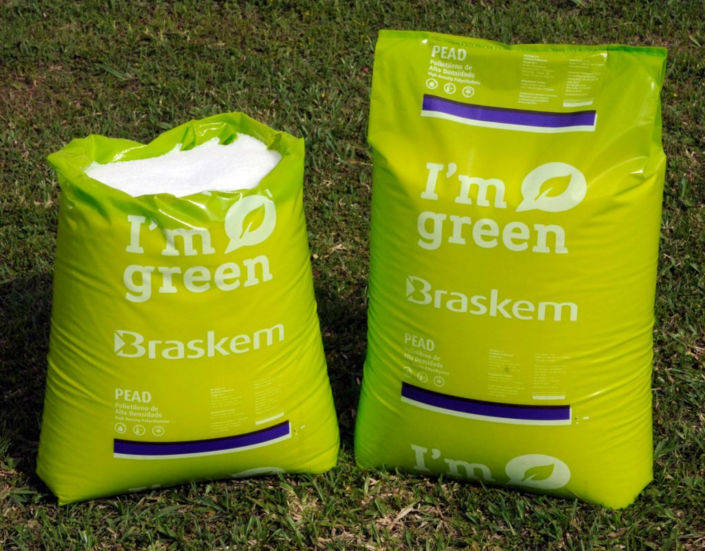 Sacos de plástico verde, com o escrito "I'm green" (sou verde)